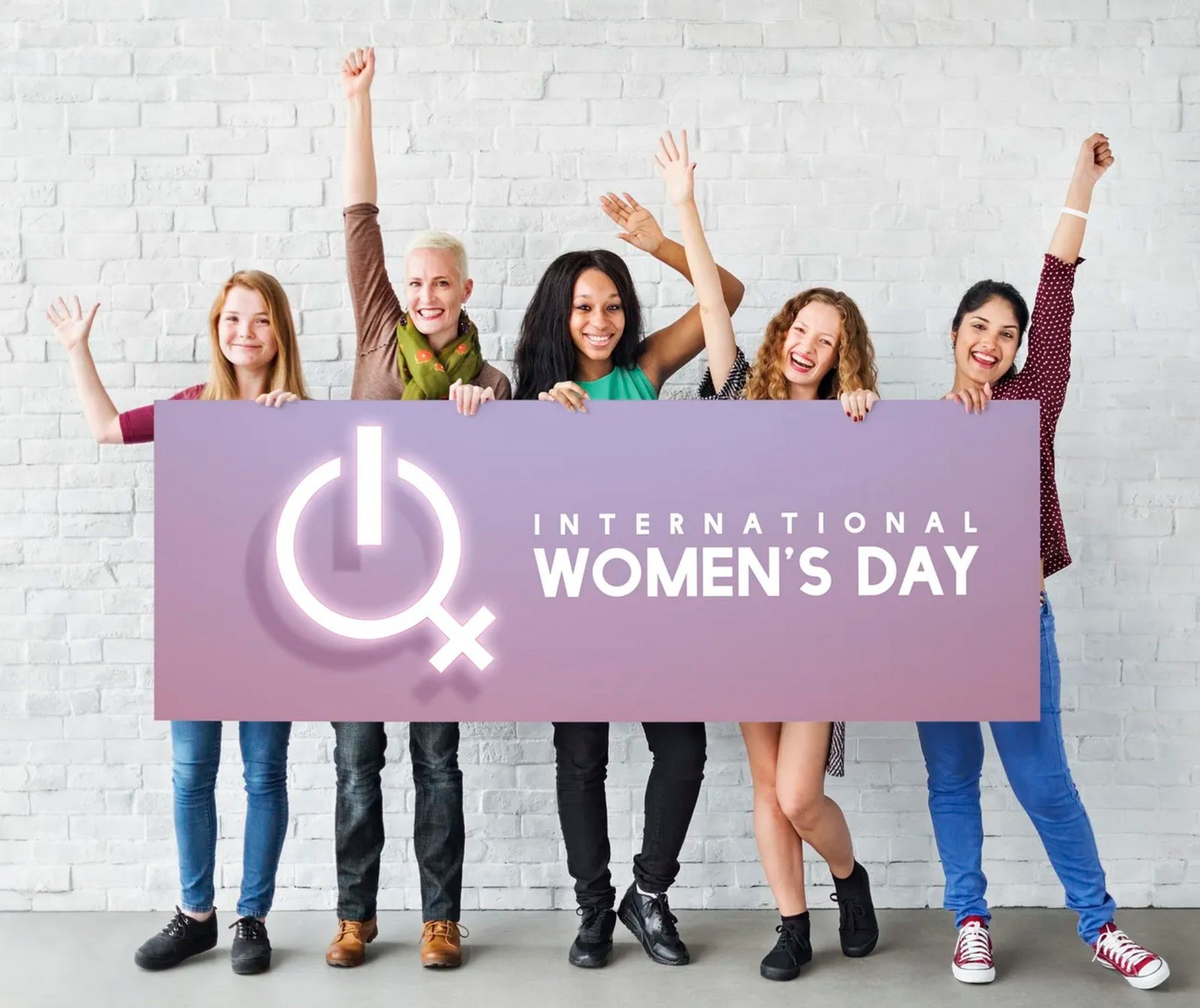 Γυναίκες πίσω από μια πινακίδα για την Παγκόσμια Ημέρα της Γυναίκας 2023