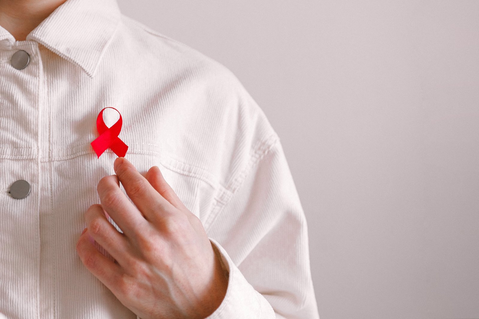 Dünya AIDS Günü'nde tişörtünde kırmızı kurdele olan adam