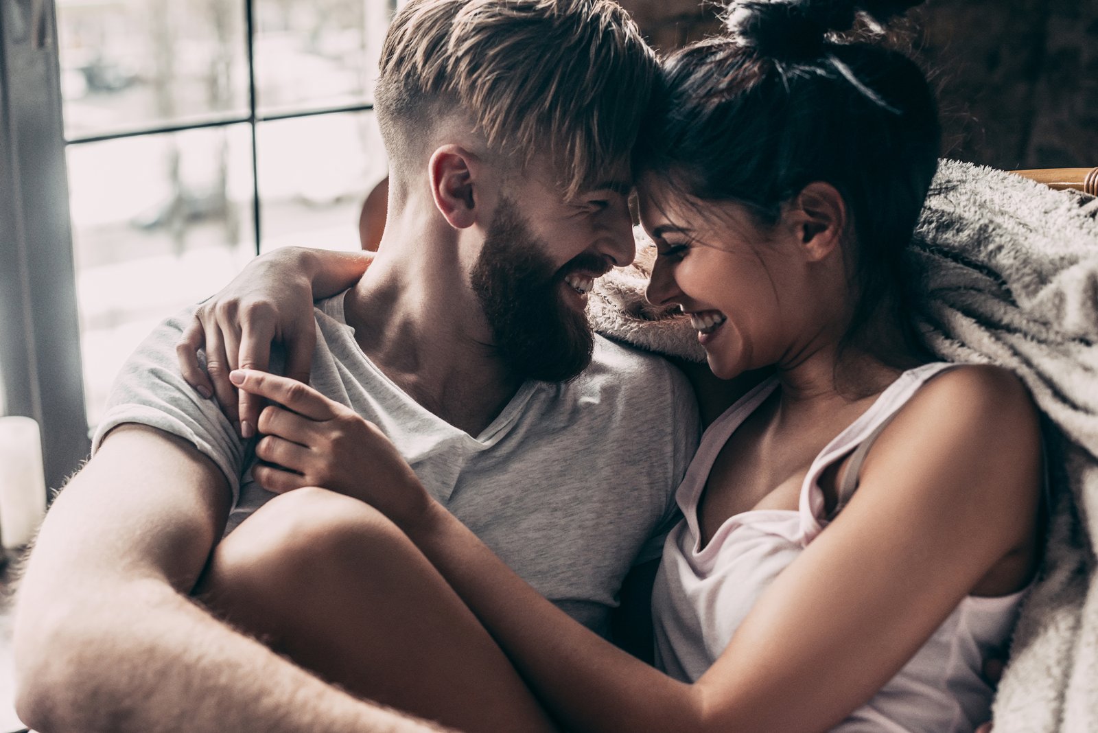 Αγκαλιάζοντας ζευγάρι - συμβουλές σεξ κατά της πλήξης κλειδώματος
