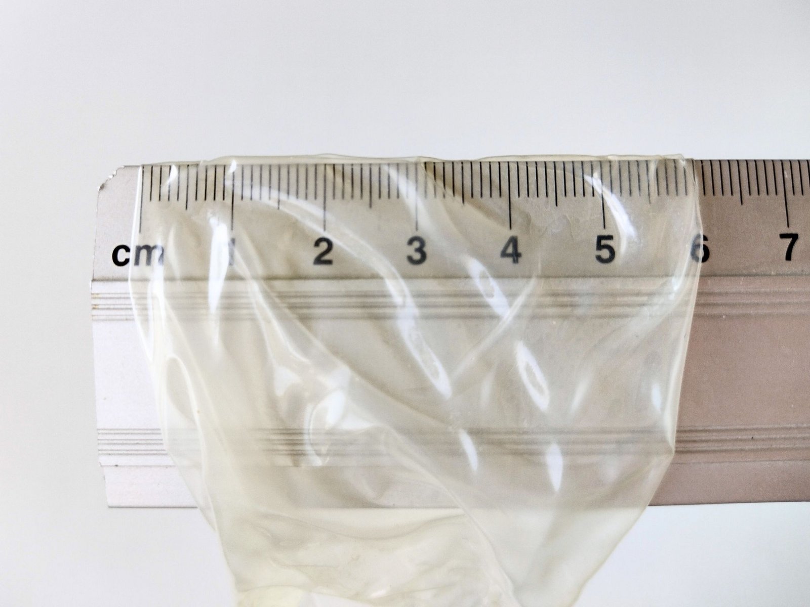 Cetvelle ölçülen bir prezervatifin nominal genişliği